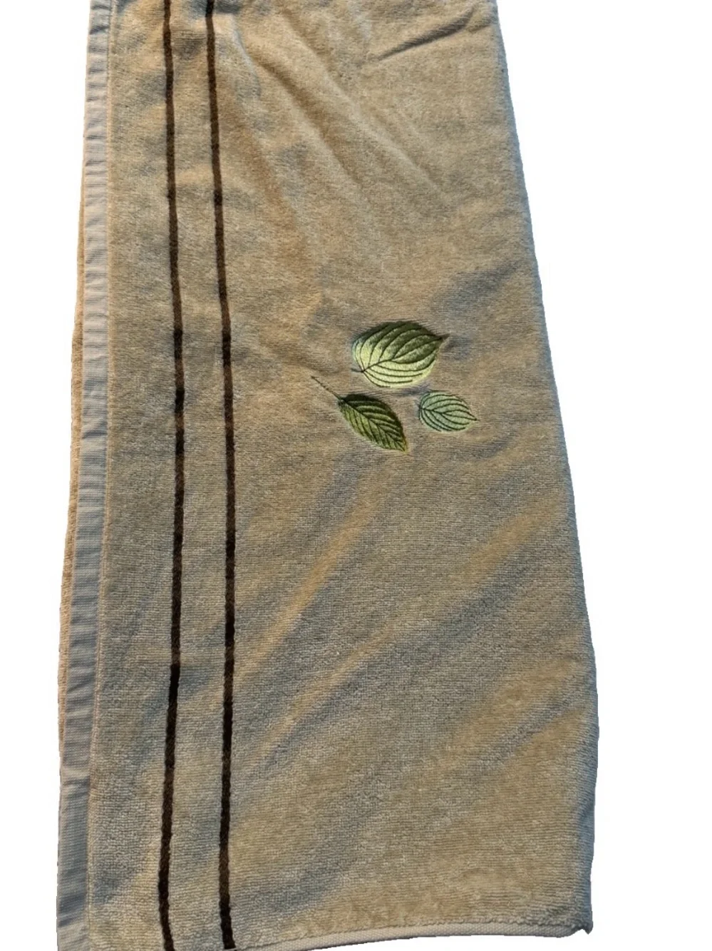 Kassa Fina Brown Bath towel set (2) embroidered leaves 100% Ringspun Cotton
